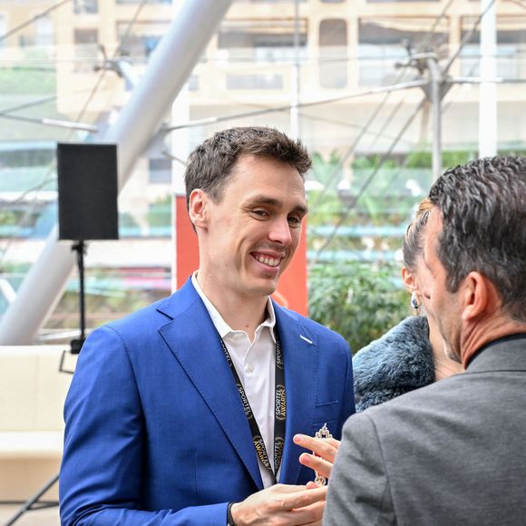 Exclusif -  Louis Ducruet, le fils de la princesse Stéphanie et président de l'équipe de football caritative du prince Albert II de Monaco, son oncle, "Les Barbagiuans", présente lors du Sportel 2024 au Grimaldi Forum à Monaco, le 27 octobre 2024, un ouvrage "Un Prince & des légendes" consacré à cette formation un peu particulière, créée autour d'un noyau dur d'anciens pros de l'A.S.M..
Pour cette présentation et séance de dédicace, Louis Ducruet était entouré de Marco Simone, Andréa Raggi, Ludovic Giuly, Claude Puel et Alfred Vitalis.
Fondée en 1980 sous l’impulsion du prince Albert II, l’équipe de football non-officielle « Munegu Autu » est devenue en 2020 l’association non caritative « les Barbagiuans de Monaco ». Désormais sous la présidence de Louis Ducruet, elle réunit les légendes du football monégasque ainsi que d’autres personnalités en lien avec la principauté, sous un même maillot. L'engagement de cette équipe permet de récolter des fonds pour l'association de la princesse Stéphanie, Fight Aids, qui vient en aide aux personnes atteintes du VIH.
Depuis une quinzaine d'années, la princesse et son staff organisent un match de football dans le cadre du Festival International du Cirque de Monte-Carlo. Pour maintenir cette tradition son fils, Louis Ducruet a repris le flambeau en 2020. Beaucoup de gens du cirque adorent le foot. Comme le premier lundi du festival est jour de relâche, Il y avait cette rencontre. Au départ, les amis du prince, et lui-même, avec son association des Barbagiuans affrontaient les artistes et tous les gens qui gravitent autour du festival. Le FC Cirque gagnait souvent à cette période-là. Le prince a commencé à ne plus beaucoup jouer et il a renforcé son équipe avec d'anciens joueurs de l'AS Monaco. Depuis quatre ans, Louis a pris l'affaire en main avec Romain Goiran, un entrepreneur monégasque, et Sébastien Frey, l'ancien gardien, notamment de l'AS Cannes, l'Inter Milan, Parme et la Fiorentina. Ils ont rendu la rencontre, qui se déroule au Stade Louis II, plus attractive avec d'ex-grands joueurs pro qui viennent jouer en faveur de Fight Aids. La première édition de la Fight Aids Cup avait rapporté près de 50 000 euros.
Cet ouvrage de 224 pages "Un Prince & des légendes" concentre de nombreux témoignages, sous la plume du journaliste François Verdenet où chaque joueur revient notamment sur l’histoire d’un maillot de l’AS Monaco qui lui est cher. Plus d’une vingtaine y sont présentés, dont deux par le Prince et Louis Ducruet. Les bénéfices de ce livre vendu 50 Euros, co-signé Ducruet - Goiran - Verdenet, sont évidemment reversés à l'association de la princesse Stéphanie. © Bruno Bebert / Bestimage