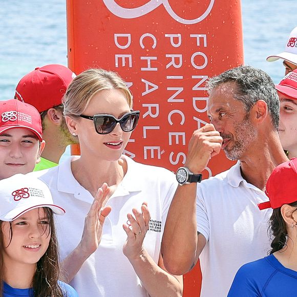 La princesse Charlène de Monaco et Pierre Frolla lors de la journée "Water Safety Day, pour la prévention de la noyade" sur la plage du Larvotto de Monaco, le 17 juin 2025. Cet événement est organisé par sa Fondation, le Centre de Sauvetage Aquatique de Monaco (CSAM) en partenariat avec la Croix-Rouge monégasque. © Claudia Albuquerque/Bestimage