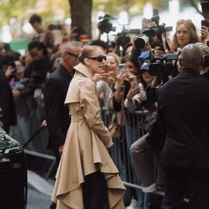 Céline Dion acclamée par ses fans à son arrivée au palace Royal Monceau à Paris, le 28 août 2026. Céline Dion prévoit de donner une série de 16 concerts en France, après plus de six années loin de la scène en raison la maladie neurologique rare dont elle souffre. 
Tiziano Da Silva / Bestimage