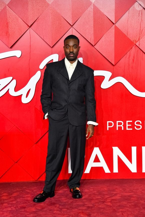 Il voit ces critiques comme une force pour s’approprier pleinement le personnage.

Paapa Essiedu - Photocall de la soirée des "British Fashion Awards 2023" au Royal Albert Hall à Londres, le 4 décembre 2023.
SGP / BESTIMAGE