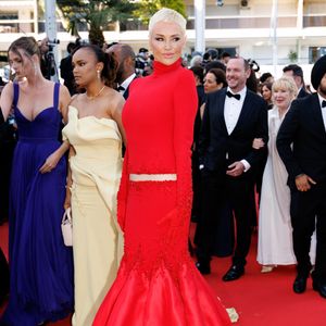 Ravissante dans une longue robe roge

Adriana Karembeu - Montée des marches du film " La bataille de Gaulle : L'âge de fer " lors du 79ème Festival International du Film de Cannes, le 20 mai 2026. © Jacovides-Moreau / Bestimage