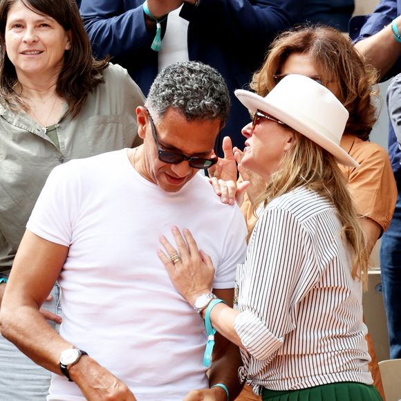 Sarah Poniatowski (Lavoine) avec son compagnon Roschdy Zem et son fils Roman dans les tribunes lors des Internationaux de France de Tennis de Roland Garros 2025. Paris, le 1er Juin 2025. © Dominique Jacovides/Bestimage