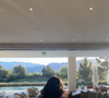 La maison se distingue par un salon monumental totalement ouvert sur l'extérieur. Grâce à d'immenses baies vitrées, l'espace de vie se prolonge directement vers la piscine.