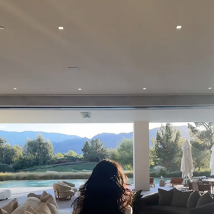La maison se distingue par un salon monumental totalement ouvert sur l'extérieur. Grâce à d'immenses baies vitrées, l'espace de vie se prolonge directement vers la piscine.