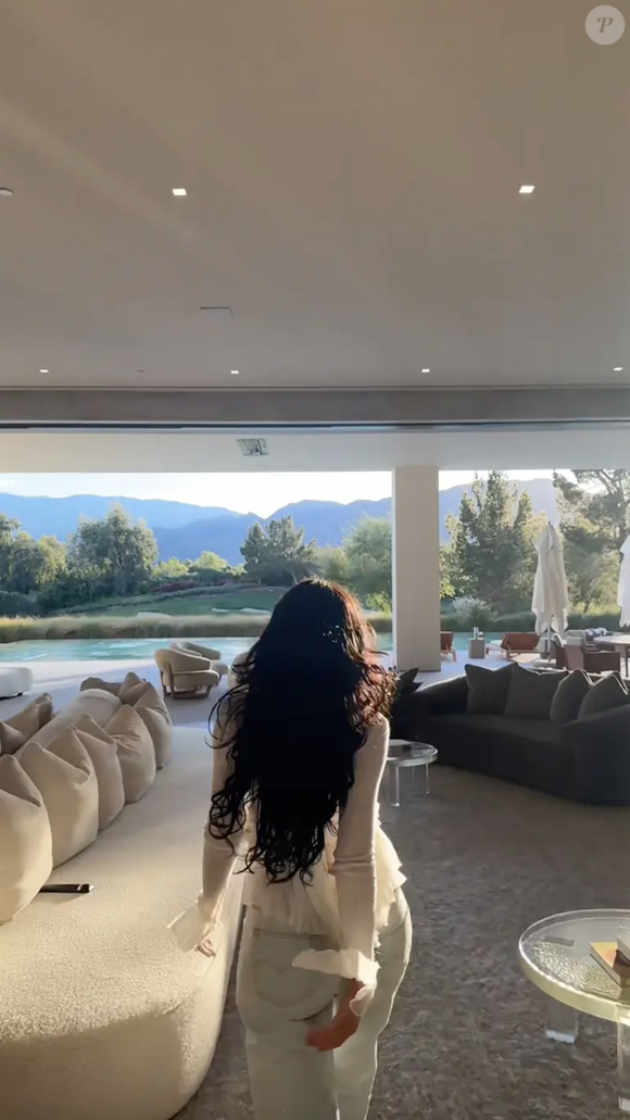 La maison se distingue par un salon monumental totalement ouvert sur l'extérieur. Grâce à d'immenses baies vitrées, l'espace de vie se prolonge directement vers la piscine.