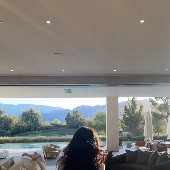 La maison se distingue par un salon monumental totalement ouvert sur l'extérieur. Grâce à d'immenses baies vitrées, l'espace de vie se prolonge directement vers la piscine.