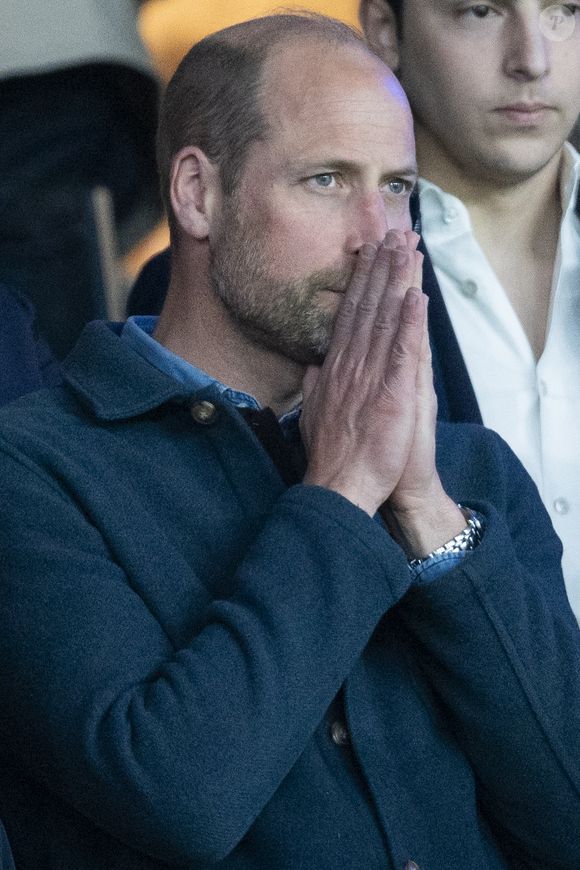 Le prince William, prince de Galles, et son fils, le prince George de Galles, assistent au match aller du quart de finale de Ligue des champions entre le PSG et Aston Villa (3-1) au Parc des Princes à Paris le 9 avril 2025. © Cyril Moreau/Bestimage