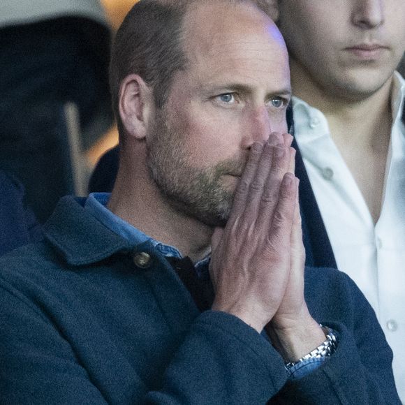 Le prince William, prince de Galles, et son fils, le prince George de Galles, assistent au match aller du quart de finale de Ligue des champions entre le PSG et Aston Villa (3-1) au Parc des Princes à Paris le 9 avril 2025. © Cyril Moreau/Bestimage
