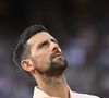 Car sur les courts parisiens, le style compte presque autant que le palmarès. Et ça, l'équipementier historique de l'événement, Lacoste, l'a bien compris. 

Tennis -Internationaux de France - Roland Garros 2026 - ITF - 24/05/2026 -Novak Djokovic - Serbie © Chryslene Caillaud/PsnewZ/Bestimage