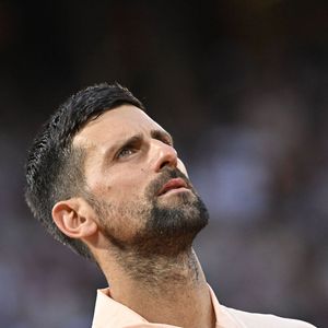 Car sur les courts parisiens, le style compte presque autant que le palmarès. Et ça, l'équipementier historique de l'événement, Lacoste, l'a bien compris.
Tennis -Internationaux de France - Roland Garros 2026 - ITF - 24/05/2026 -Novak Djokovic - Serbie © Chryslene Caillaud/PsnewZ/Bestimage