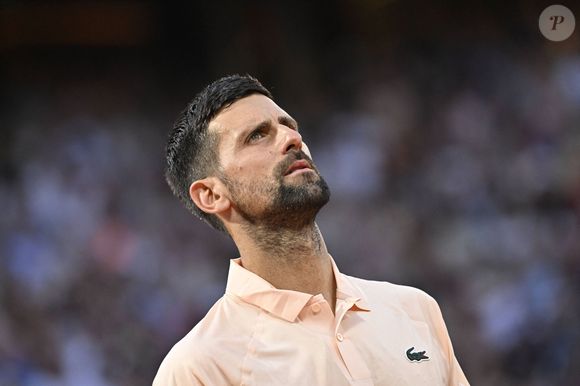 Car sur les courts parisiens, le style compte presque autant que le palmarès. Et ça, l'équipementier historique de l'événement, Lacoste, l'a bien compris. 

Tennis -Internationaux de France - Roland Garros 2026 - ITF - 24/05/2026 -Novak Djokovic - Serbie © Chryslene Caillaud/PsnewZ/Bestimage