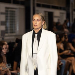 Sharon Stone défile pour Vêtements "Collection Homme Prêt-à-Porter Printemps/Eté 2027" lors de la Fashion Week de Paris (PFW) le 26 juin 2026.
© Florian Lavielle/Bestimage