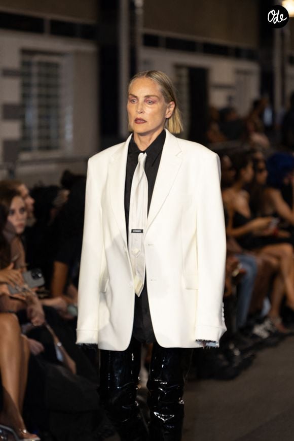 Sharon Stone défile pour Vêtements "Collection Homme Prêt-à-Porter Printemps/Eté 2027" lors de la Fashion Week de Paris (PFW) le 26 juin 2026.
© Florian Lavielle/Bestimage