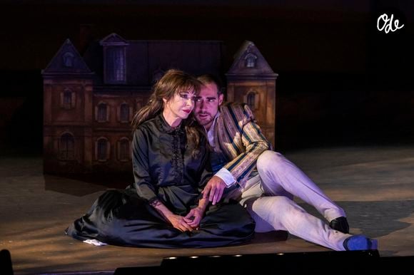 Dans ses derniers instants, le metteur en scène était entouré de ses proches les plus chers.

Exclusif - Béatrice Agenin et Arnaud Denis - Pièce de théâtre "Marie des Poules" lors du Festival de Ramatuelle, le 7 août 2022. 

© Bestimage