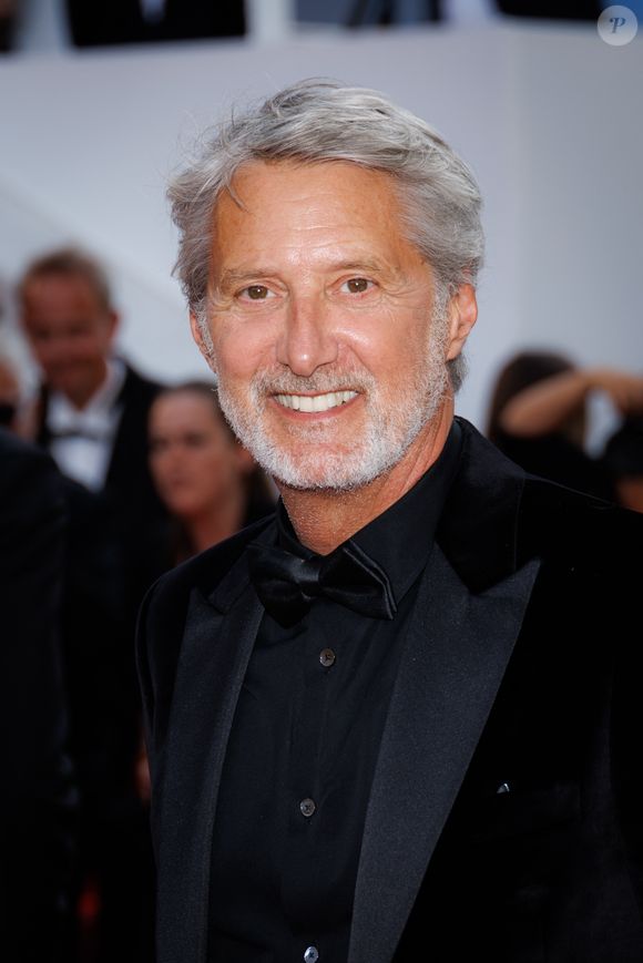 Antoine de Caunes - Montée des marches du film « La plus précieuse des marchandises  » lors du 77ème Festival International du Film de Cannes, au Palais des Festivals à Cannes. Le 24 mai 2024
© Jacovides-Moreau / Bestimage