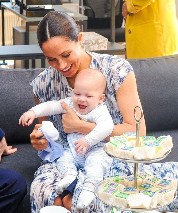 Le prince Harry et Meghan Markle présentent leur fils Archie à Desmond Tutu à Cape Town, Afrique du Sud le 25 septembre 2019.