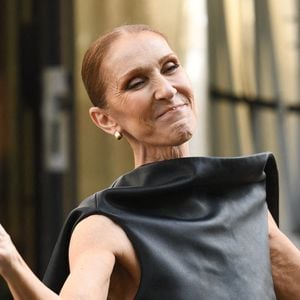 Céline Dion devant l'hôtel Le Royal Monceau, accueillie par ses fans qui lui chantent l'une de ses chansons, à Paris, en France, le 1er septembre 2026. Photo de Florian Poitout/ABACAPRESS.COM