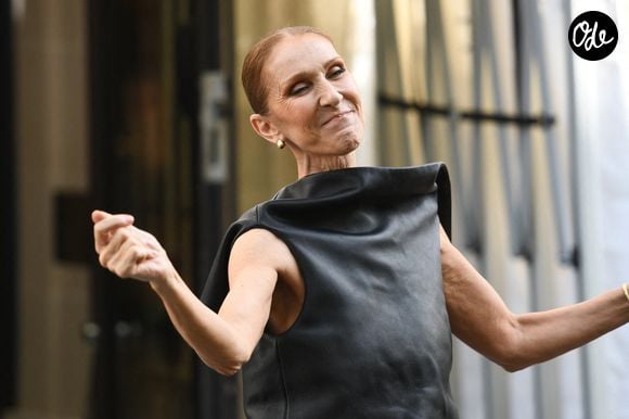 Céline Dion devant l'hôtel Le Royal Monceau, accueillie par ses fans qui lui chantent l'une de ses chansons, à Paris, en France, le 1er septembre 2026. Photo de Florian Poitout/ABACAPRESS.COM