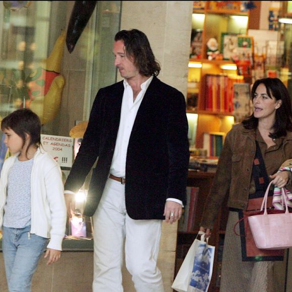 C'est Jean-Pierre Bellay, le père de Diego, qui a annoncé la nouvelle

Lio et Jean-Pierre, père de Diego, avec Léa, Garance et Esmeralda, filles de la chanteuse, à Paris