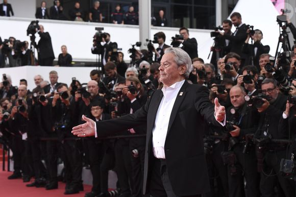 Alain Delon - Montée des marches du film "A Hidden Life" lors du 72ème Festival International du Film de Cannes, le 19 mai 2019.