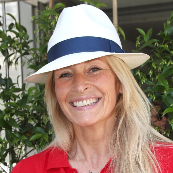 Estelle Lefébure profite de l'été pour se ressourcer entre mer et montagne, après un séjour à Auron et une arrivée sur la Côte d’Azur. 

Exclusif - Estelle Lefébure aux Internationaux de France de Tennis de Roland Garros - Jour 09 - à Paris, France. © Bertrand Rindoff/Bestimage