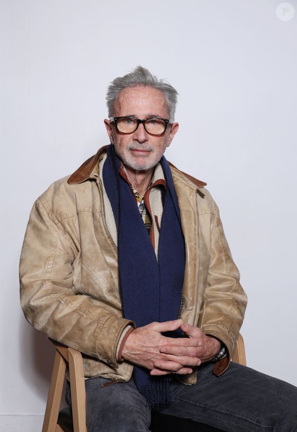 “Avec le recul, je me dis qu’elle a bien fait : mon insécurité me rendait très con" déclare-t-il dans le livre "Le Splendid par le Splendid : nous nous sommes tant marrés"  
Exclusif - Close-up avec Thierry Lhermitte en backstage de la projection du film "Le Père Noël est une ordure" au cinéma Mac Mahon à Paris, à l'occasion de la sortie du livre "Le Splendid par Le Splendid". Paris, le 15 décembre 2024.
© Denis Guignebourg/Bestimage