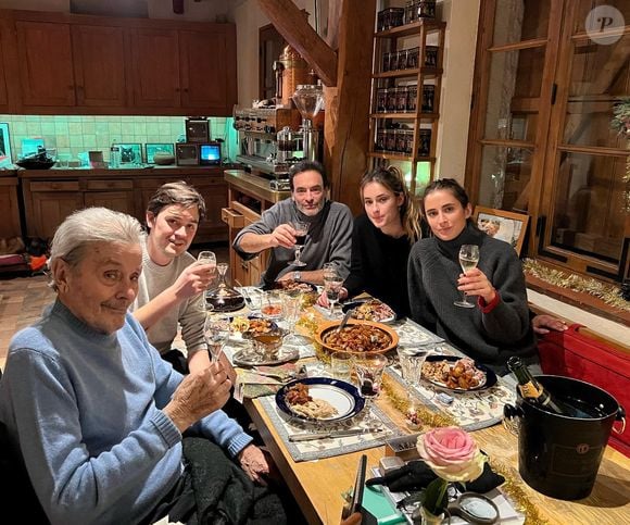 Alain Delon immortalisé pour son tout dernier Noël, à Douchy, avec ses fils Alain-Fabien et Anthony Delon et ses petites-filles Loup et Liv, les filles d'Anthony. Décembre 2023.