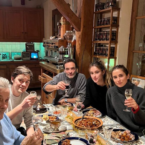 Alain Delon immortalisé pour son tout dernier Noël, à Douchy, avec ses fils Alain-Fabien et Anthony Delon et ses petites-filles Loup et Liv, les filles d'Anthony. Décembre 2023.