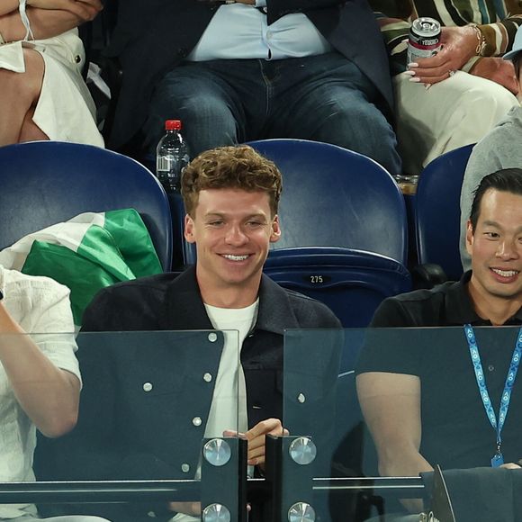 Léon Marchand en tribunes lors de la finale homme "Jannik Sinner - Alexander Sverev (6/3 - 7/6 - 6/3)" du tournoi de tennis d'Open 2025 de Melbourne en Australie, le 25 janvier 2025.
© Nicolas Luttiau/Bestimage