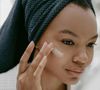 Elle consiste à alterner les soins sur plusieurs nuits pour éviter de surcharger la peau.

Cottonbro studio sur Pexels