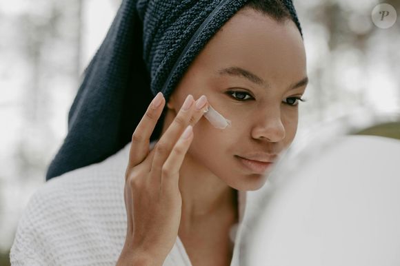 Elle consiste à alterner les soins sur plusieurs nuits pour éviter de surcharger la peau.

Cottonbro studio sur Pexels
