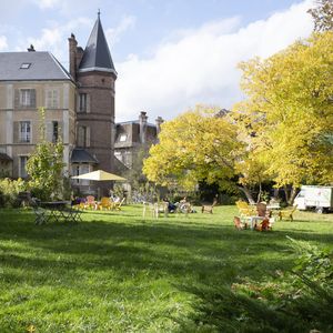 Claudia Cardinale et sa fille Claudia Squitieri vivent ensemble à Nemours dans une maison historique devenue un lieu culturel, une résidence d'artiste, qui abrite aussi un restaurant et des gîtes.