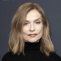 “Je me suis sentie très libre” : Isabelle Huppert raconte son enfance singulière qui a forgé sa personnalité