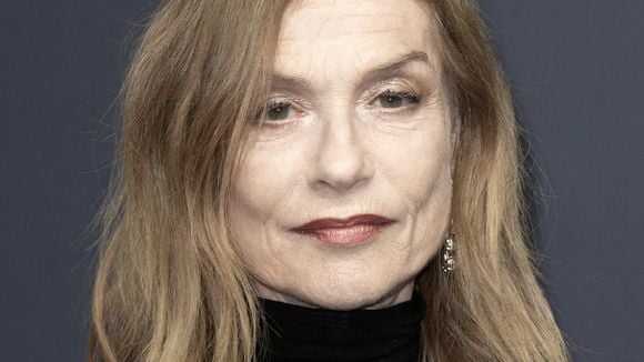 “Je me suis sentie très libre” : Isabelle Huppert raconte son enfance singulière qui a forgé sa personnalité
