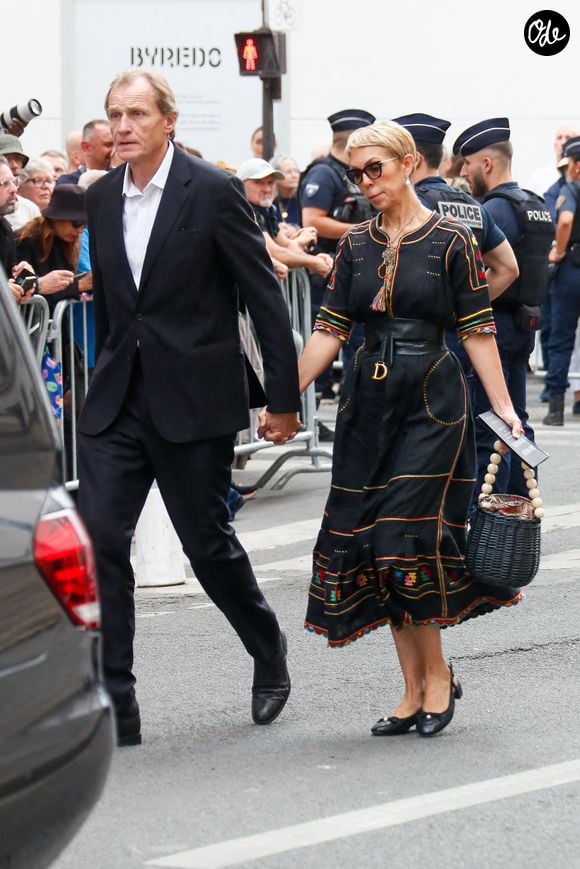 Mathilde Favier et son compagnon Nicolas Altmayer - Sorties des obsèques de Thierry Ardisson en l’église Saint-Roch de Paris, France, le 17 juillet 2025. © Clovis-Jacovides/Bestimage