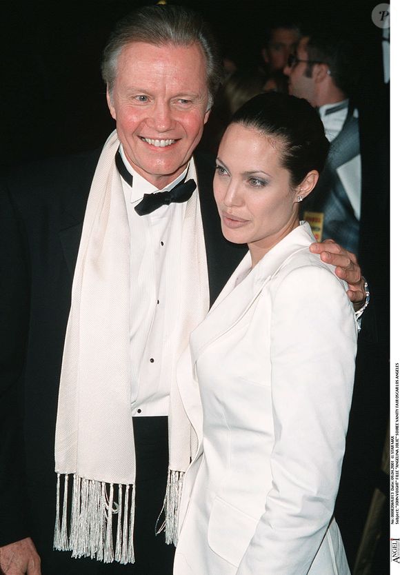 Jon Voight et sa fille Angelina Jolie - Soirée Vanity Fair Oscar Los Angeles (2001 - STARMAX / BESTIMAGE).