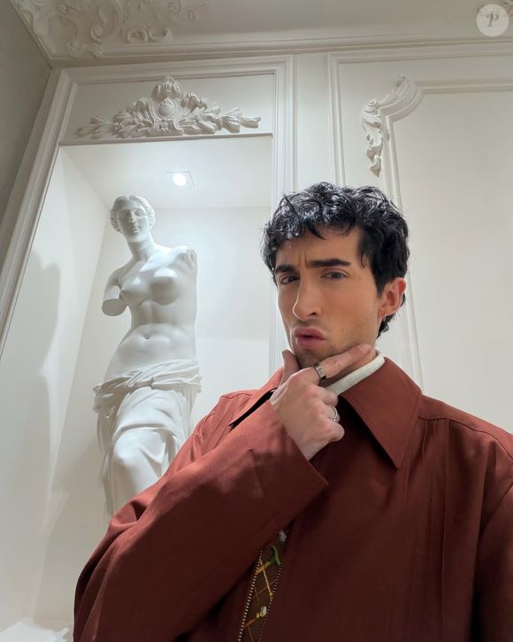 Lythan Cottaz, fils du pilote Didier Cottaz, présente son superbe appartement parisien.