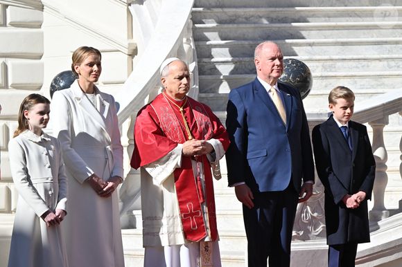 Le prince Albert II de Monaco, la princesse Charlène, le prince Jacques, la princesse Gabriella - Cérémonie de bienvenue pour le Pape Léon XIV au Palais Princier de Monaco suivie de la visite de courtoisie - Visite historique du pape Léon XIV à Monaco le 28 mars 2026.
© Bruno Bebert - Dominique Jacovides / Bestimage