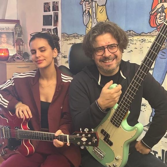 Pedro Alves et sa fille, Lily ,en pleine répétition de guitare, le 20 octobre 2025. Instagram /dompedroalves