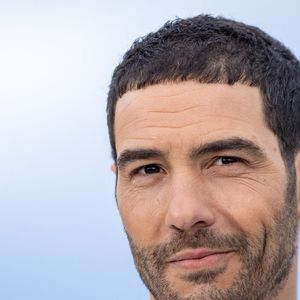 Tahar Rahim pose lors de la séance photo du film "Alpha" à l'occasion du 78e Festival de Cannes, au Palais des Festivals, le 20 mai 2025 à Cannes, en France. 

Photo de Shootpix/ABACAPRESS.COM