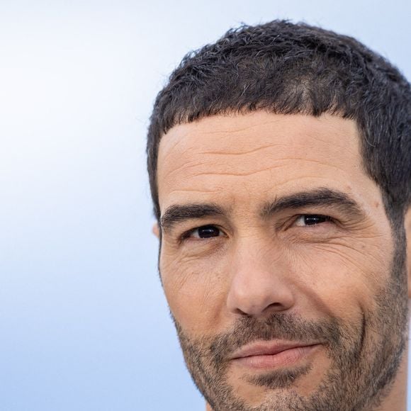 Tahar Rahim pose lors de la séance photo du film "Alpha" à l'occasion du 78e Festival de Cannes, au Palais des Festivals, le 20 mai 2025 à Cannes, en France. 

Photo de Shootpix/ABACAPRESS.COM