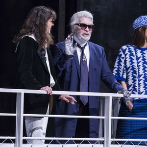 Les équipes du "Figaro" ont d'ailleurs pu interroger l'administrateur judiciaire provisoire désigné par le tribunal de Monaco, sur la résolution de son héritage. A rappeler que le styliste avait des retards d'impôts et une dette fiscale.

Karl Lagerfeld et Virginie Viard - Défilé croisière Chanel au Grand Palais à Paris le 3 mai 2018. © Olivier Borde/Bestimage