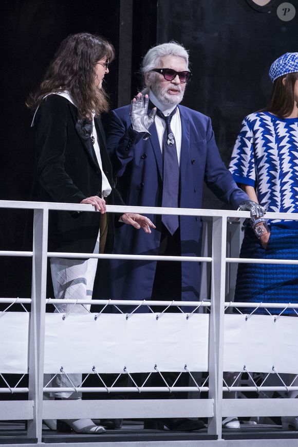 Les équipes du "Figaro" ont d'ailleurs pu interroger l'administrateur judiciaire provisoire désigné par le tribunal de Monaco, sur la résolution de son héritage. A rappeler que le styliste avait des retards d'impôts et une dette fiscale.

Karl Lagerfeld et Virginie Viard - Défilé croisière Chanel au Grand Palais à Paris le 3 mai 2018. © Olivier Borde/Bestimage