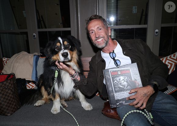 Philippe Caverivière et son chien Virgil - Vernissage de l'exposition photos et du livre "La Boxe fait son cinéma" à l’hôtel Brach à Paris le 23 Septembre 2025. © Denis Guignebourg/Bestimage