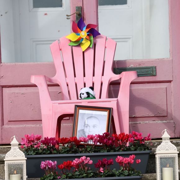 Hommages à la chanteuse Sinead O'Connor lors d’une procession funéraire le long du front de mer à Bray, devant son ancien domicile, avant ses obsèques, le 8 août 2023.
