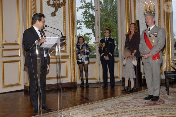 Exclusif - Laurent Gerra, sa fille Célestine, Christelle Bardet, François Lecointre - Laurent Gerra reçoit la légion d’honneur de la part du grand chancelier F. Lecointre en présence de la première dame, B. Macron au Palais de la Légion d'honneur à Paris le 29 septembre 2025. © Cyril Moreau/Bestimage