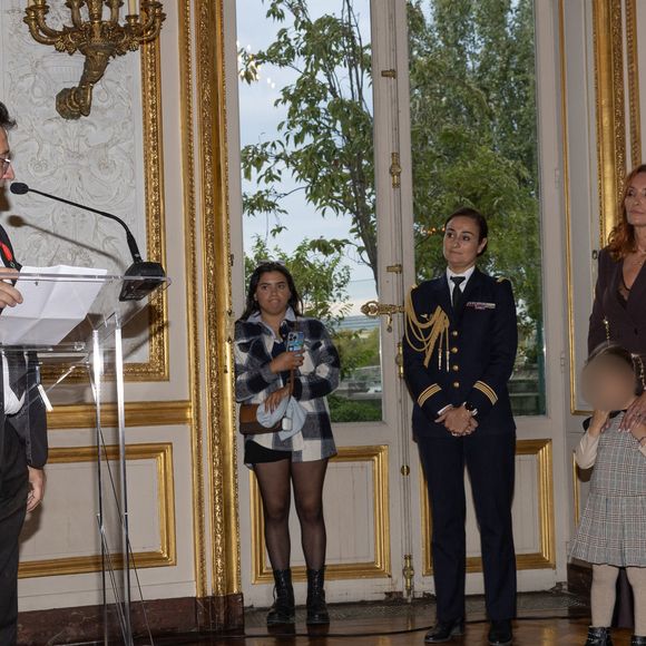 Exclusif - Laurent Gerra, sa fille Célestine, Christelle Bardet, François Lecointre - Laurent Gerra reçoit la légion d’honneur de la part du grand chancelier F. Lecointre en présence de la première dame, B. Macron au Palais de la Légion d'honneur à Paris le 29 septembre 2025. © Cyril Moreau/Bestimage