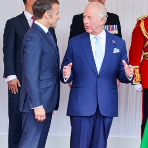 Le roi Charles III d'Angleterre et Camilla Parker Bowles, reine consort d'Angleterre, accueillent le couple présidentiel français le président Emmanuel Macron et sa femme la Première Dame Brigitte Macron sur Datchet road à Windsor, Royaume Uni, le 8 juillet 2025. À l'invitation de Leurs Majestés le roi et la reined'Angleterre, le président français et sa femme effectueront une visite d'État au Royaume-Uni du 8 au 10 juillet 2025. Le président et la Première Dame se rendent au Royaume-Uni pour la première fois en visite d'État française depuis 17 ans. Ils séjourneront au château de Windsor, accueillis par le roi et la reine d'Angleterre, et un banquet y sera organisé en leur honneur. Les Macron visiteront l'Imperial College, et le président s'adressera au Parlement pendant son séjour. © Dominique Jacovides/Bestimage