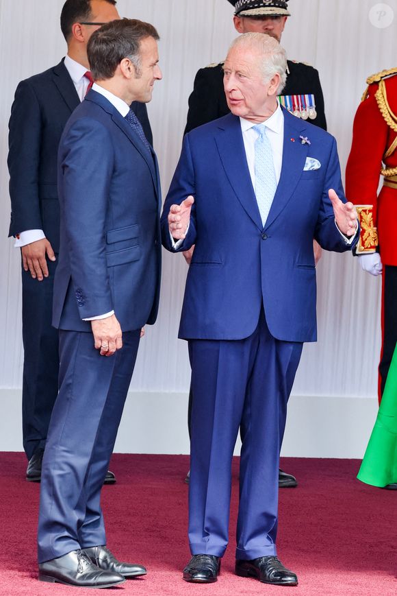 Le roi Charles III d'Angleterre et Camilla Parker Bowles, reine consort d'Angleterre, accueillent le couple présidentiel français le président Emmanuel Macron et sa femme la Première Dame Brigitte Macron sur Datchet road à Windsor, Royaume Uni, le 8 juillet 2025. À l'invitation de Leurs Majestés le roi et la reined'Angleterre, le président français et sa femme effectueront une visite d'État au Royaume-Uni du 8 au 10 juillet 2025. Le président et la Première Dame se rendent au Royaume-Uni pour la première fois en visite d'État française depuis 17 ans. Ils séjourneront au château de Windsor, accueillis par le roi et la reine d'Angleterre, et un banquet y sera organisé en leur honneur. Les Macron visiteront l'Imperial College, et le président s'adressera au Parlement pendant son séjour. © Dominique Jacovides/Bestimage