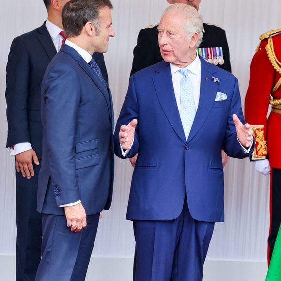 Le roi Charles III d'Angleterre et Camilla Parker Bowles, reine consort d'Angleterre, accueillent le couple présidentiel français le président Emmanuel Macron et sa femme la Première Dame Brigitte Macron sur Datchet road à Windsor, Royaume Uni, le 8 juillet 2025. À l'invitation de Leurs Majestés le roi et la reined'Angleterre, le président français et sa femme effectueront une visite d'État au Royaume-Uni du 8 au 10 juillet 2025. Le président et la Première Dame se rendent au Royaume-Uni pour la première fois en visite d'État française depuis 17 ans. Ils séjourneront au château de Windsor, accueillis par le roi et la reine d'Angleterre, et un banquet y sera organisé en leur honneur. Les Macron visiteront l'Imperial College, et le président s'adressera au Parlement pendant son séjour. © Dominique Jacovides/Bestimage